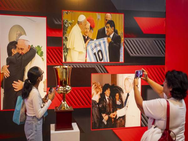 Personas recorren una exposición sobre el exfutbolista argentino Diego Armando Maradona este sábado, en Caracas (Venezuela). EFE