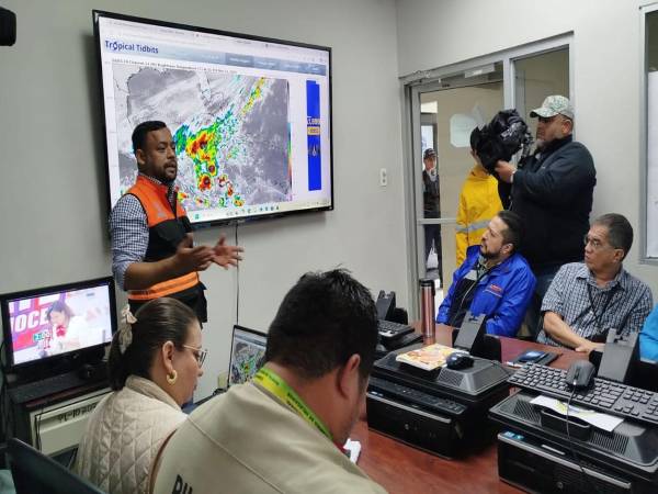 Imagen de la reunión de este martes. Participaron miembros de la Comisión Permanente de Contingencias (Copeco), el Cuerpo de Bomberos de Honduras y las Fuerzas Armadas. Foto cortesía