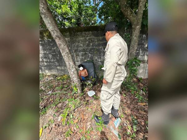 El menor herido recibió primeros auxilios en el lugar y fue trasladado de emergencia en una ambulancia hacia el hospital Atlántida.