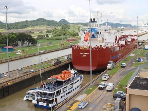 Un barco lleno de mercadería es llevado por las esclusas del Canal de Panamá. Foto de archivo: Josué Cárcamo / LA PRENSA