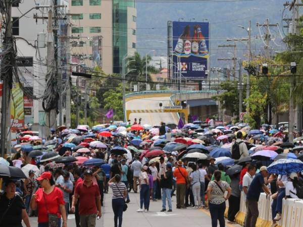 Cientos de docentes se movilizaron este martes hacia las inmediaciones de Casa Presidencial en Tegucigalpa. Fotografía de La Prensa.
