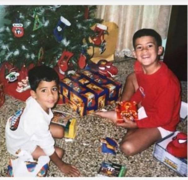 Bad Bunny en una foto familiar con su hermano Bernie cuando eran niños en una Navidad.