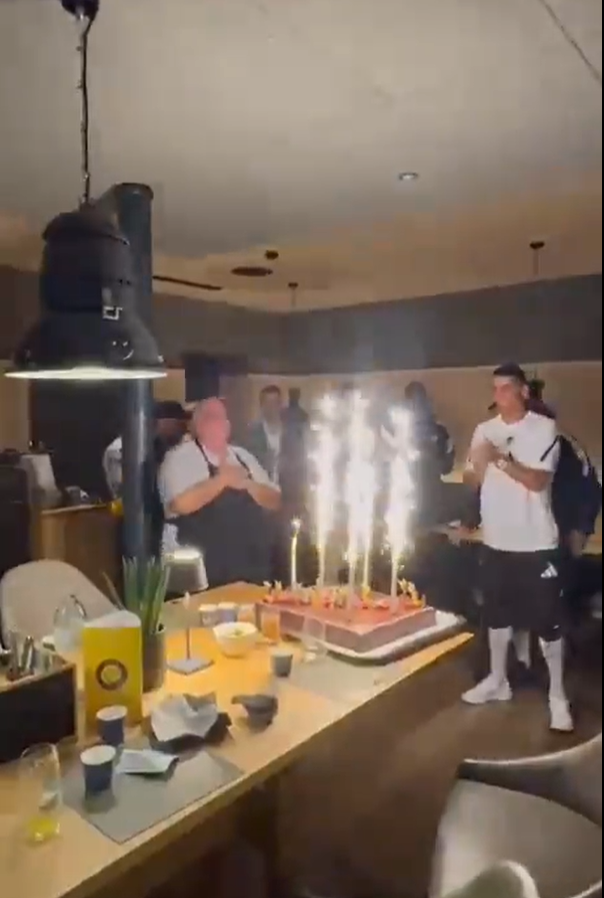 Cristiano Ronaldo emociona a un cocinero del Al-Nassr con un gesto inesperado