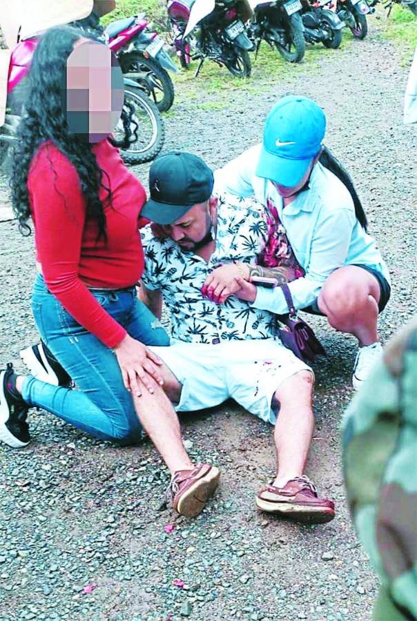 Amigos del hombre intentan ayudarlo.