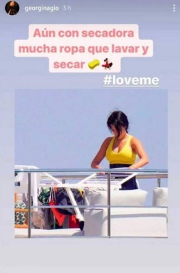 En las últimas horas Georgina ha generado revuelo ya que esta foto se hizo viral en las redes sociales. La chica fue captada mientras lavaba ropa y se lo tomó con buen humor.