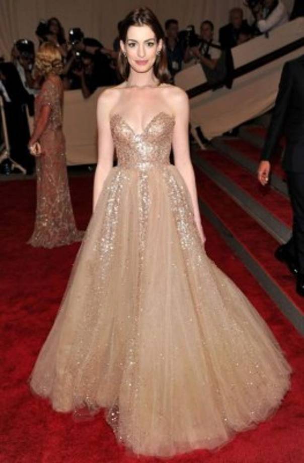 La actriz Anne Hathaway cautivó en un vestido de Valentino en la Gala Met de 2010.<br/><br/>