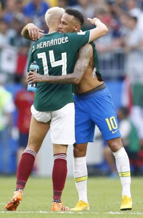 Neymar fue a consolar a Javier Hernández tras el pitazo final y le dio un abrazo.