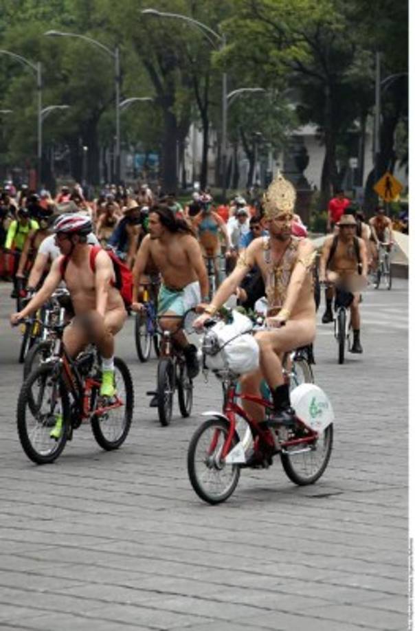 Cientos de ciclistas se lanzaron como Dios los trajo al mundo para promover el uso de este versátil vehículo.