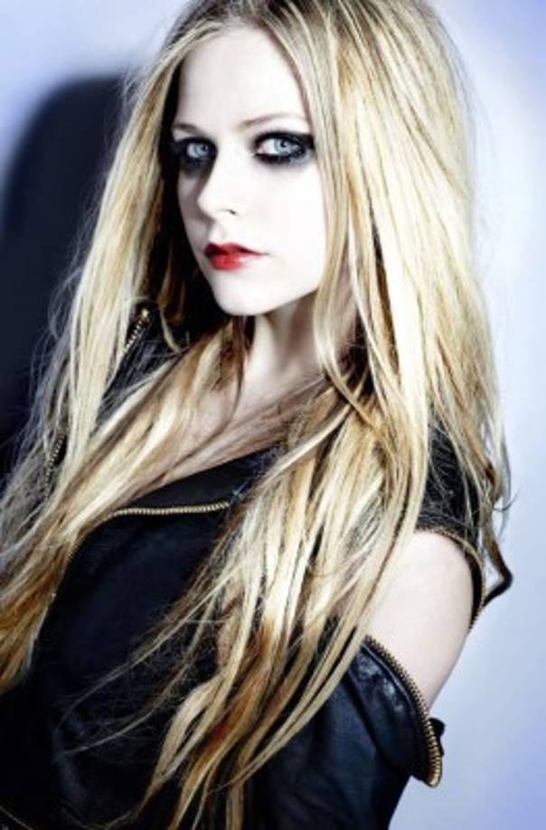 La intérprete de 'Complicated' también inicia una etapa en su vida sentimental tras su divorcio del cantante Chad Kroeger.