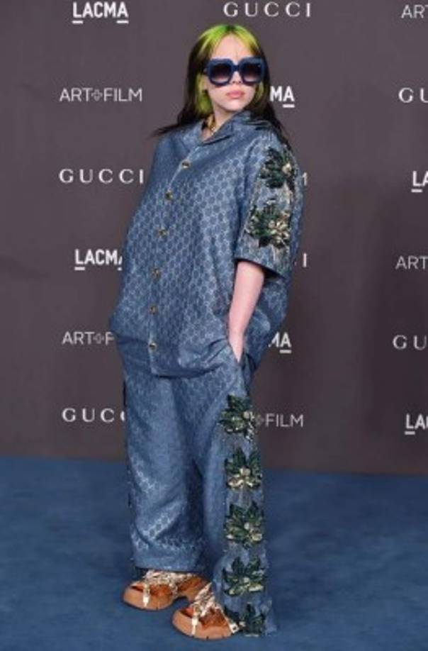 Eilish también ha llamado la atención con su extravagante estilo: sudaderas extragrandes y pantalones anchos, a menudo combinados con gafas de sol y uñas postizas ultra largas, hasta ahora asociadas más habitualmente con raperas como Cardi B.