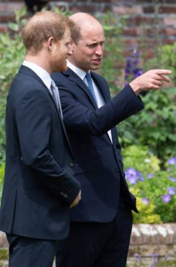 Del mismo modo, el hecho de que su hermano menor, de 36 años, que vive en California con su mujer y sus hijos, dijera de él que está 'atrapado' en la familia real no debió ser del agrado del hombre destinado un día a llevar la corona.