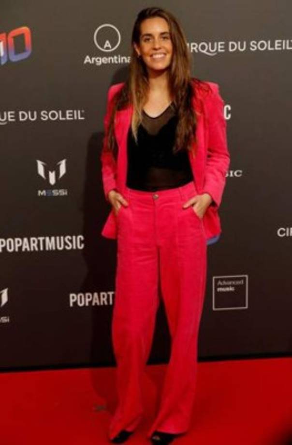 La capitana del equipo español de natación sincronizada, Ona Carbonell, posa para los fotógrafos en la alfombra roja de la fiesta de presentación del nuevo show de Cirque du Soleil inspirado en Messi.