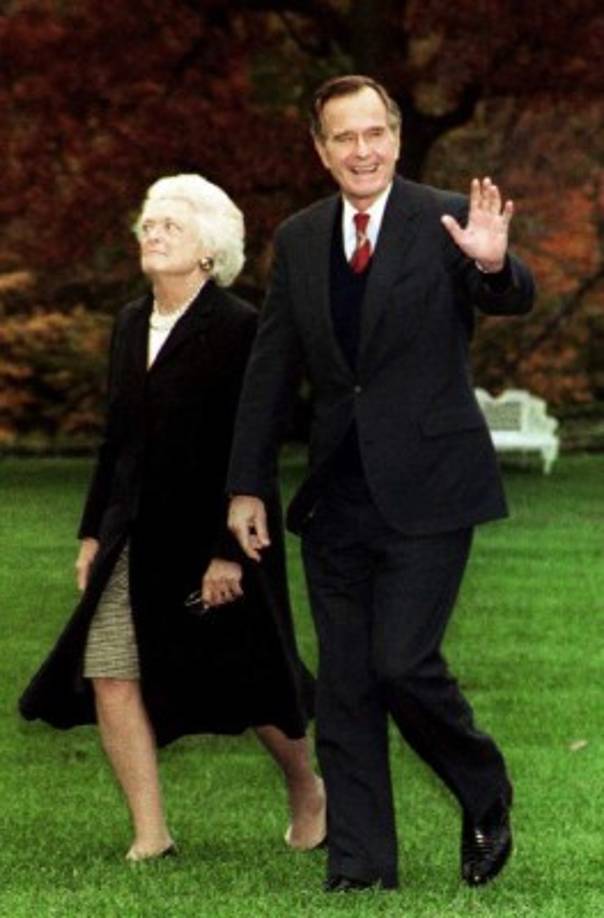 Barbara publicó dos libros: Millie's Book de 1990 centrado en la historia de su perro de compañía y Barbara Bush: A Memoir, una autobiografía publicada en 1994. En la imagen, ella junto a su esposo George W. Bush, el 7 de noviembre de 1992.Imagen AFP.<br/>