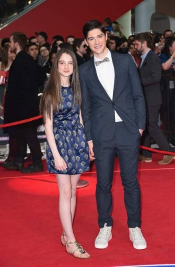 Raffey Cassidy con una amiga.