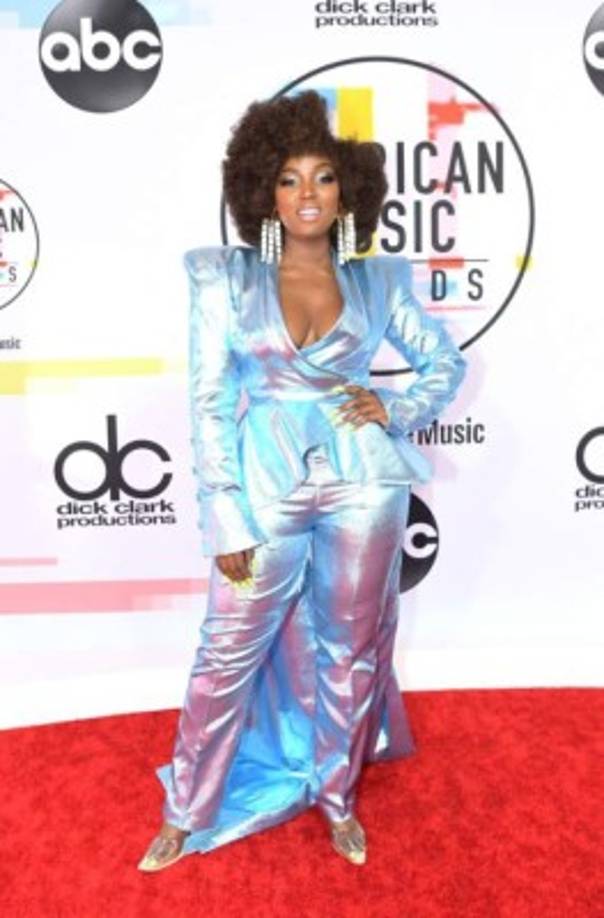 La cantante Diana Danelys De los Santos, conocida como Amara La Negra, lució radiante en un traje plateado en la alfombra de los American Music Awards.