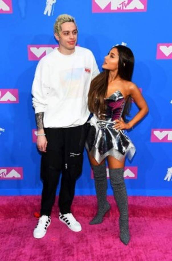 Pero la muerte del exnovio de Ariana también afectó a Pete debido a los ataques de los fanáticos de Miller, quienes lo acusaba a él y su novia como responsables directos por la muerte del rapero.<br/><br/>Hasta el momento se presume que el intenso romance de Grande y Davidson habría llegado a su final este fin de semana, tras solo cuatro meses de compromiso y cinco de noviazgo.<br/>