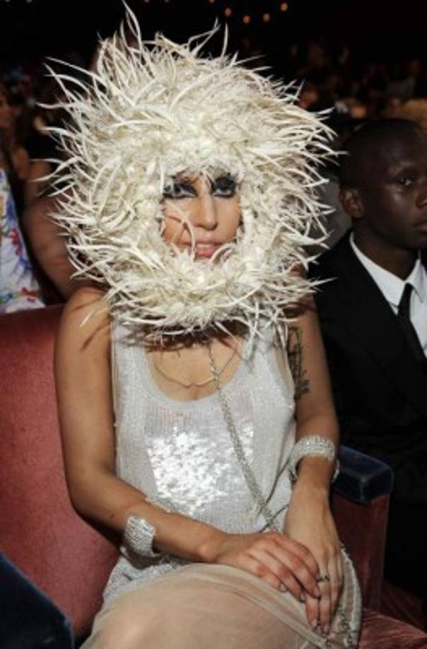 Lady gaga con un nido de pájaro sobre su cabeza.
