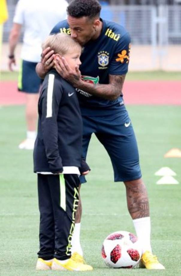 Neymar le dio un beso a su hijo en el entrenamiento de Brasil en Sochi, Rusia.