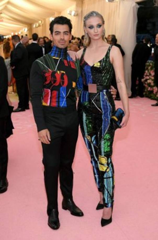 Joe Jonas y la actriz de Games of Thrones, Sophie Turner, hicieron su primera aparición oficial como esposos en la alfombra rosa de la Met Gala.