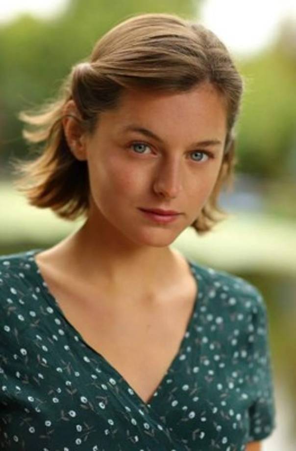 Emma se graduó recientemente de la Universidad de Cambridge, estudió educación en inglés y teatro en St John's College. <br/><br/>