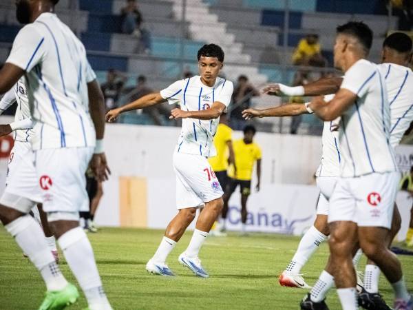 Ya salen ambos equipos a los entrenamientos previo al juego.