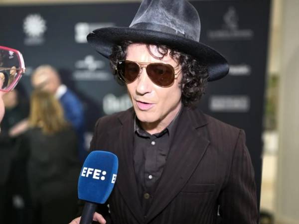 El cantante español Enrique Bunbury durante una entrevista con EFE.