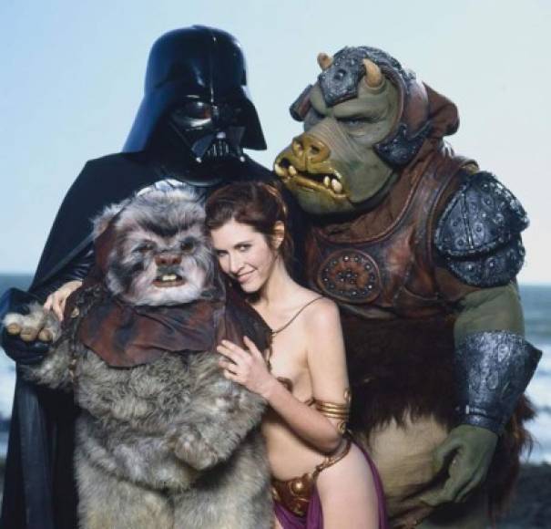 En su última obra de memorias, Fisher reveló que ella y el actor Harrison Ford, que interpretó a Han Solo, tuvieron un romance durante el rodaje de Star Wars cuando ella tenía 19 años y él 33. Ford estaba casado y tenía dos hijos.