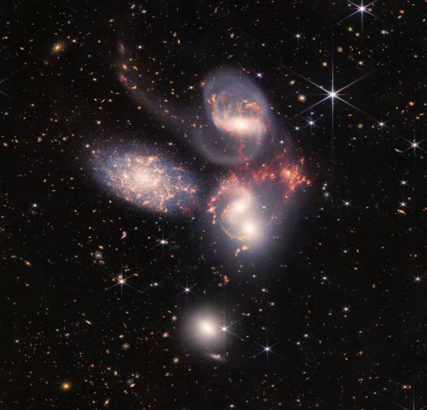 El potente telescopio espacial también captó imágenes del quinteto de Stephan, una agrupación visual de cinco galaxias.