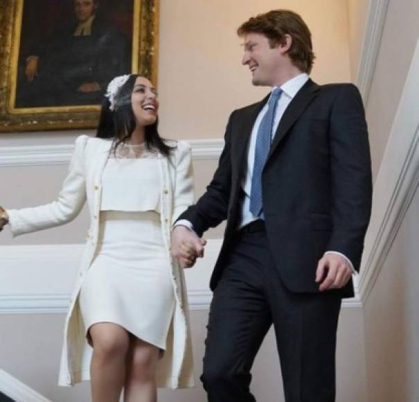 Un año más tarde se casaron en una pequeña ceremonia civil en Londres por las restricciones de la pandemia de covid 19.