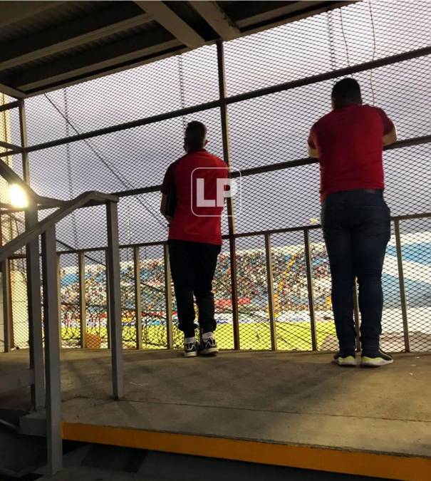 Así terminó viendo Pablo Lavallén el clásico que Olimpia perdió ante el Marathón.