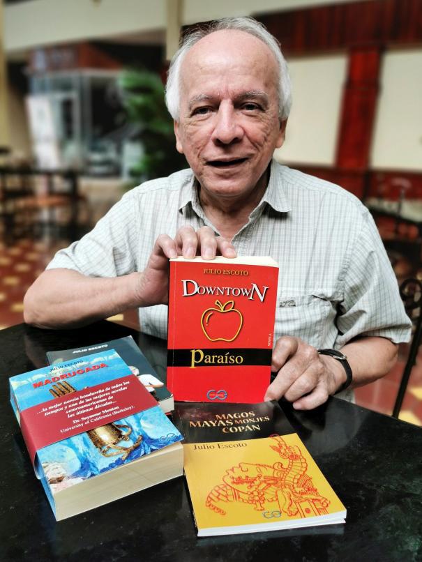 El escritor hondureño Julio Escoto fue registrado al posar con varias de sus obras, durante una entrevista con EFE.