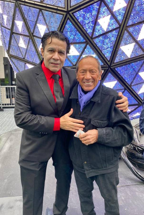 El célebre cantante Paul Anka compositor del famoso éxito musical My Way fue entrevistado por el corresponsal de diario La Prensa en Nueva York, Carlos Chahin en la víspera de la celebración de año nuevo donde dará una actuación especial.