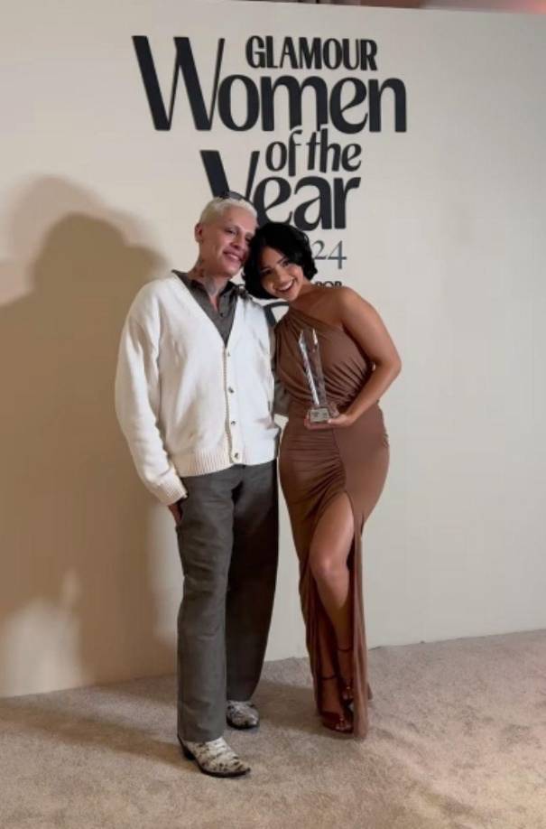 “Se le escucha diferente, seria, no como siempre, le costó presentarse”, “Después de andar de hocicona es la primera vez que se escucha que le cuesta emitir las palabras”, “Mujer destruye familias del año será”, “A esta también deberían de abuchearla”, fueron algunos de los comentarios en contra de la cantante.