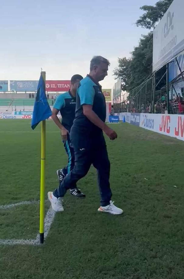 Así se marchó Diego Vázquez del estadio Yankel Rosenthal tras la derrota de Motagua contra el Marathón. El técnico tomó la decisión de NO IR a la conferencia de prensa.