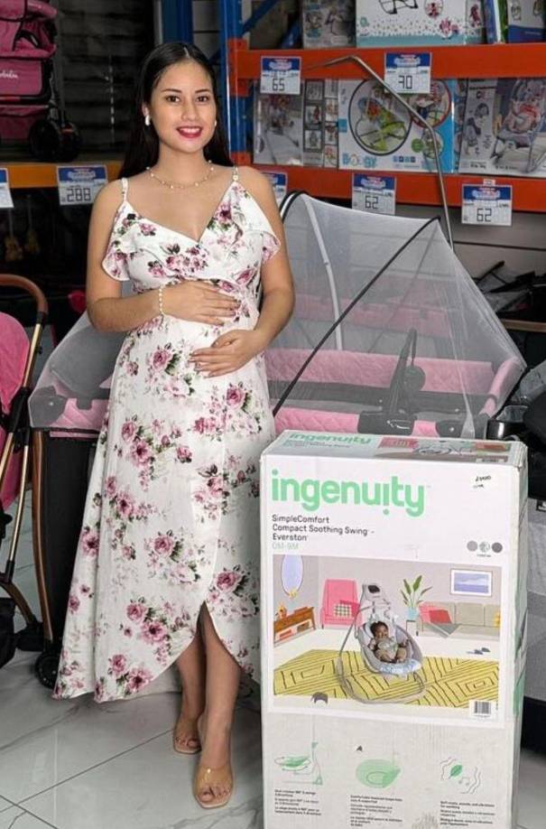 Recientemente un almacén de tienda de ropa y accesorios para bebé le obsequió varios detalles para su primera hija de Shin Fujiyama y Yeimi Licona.