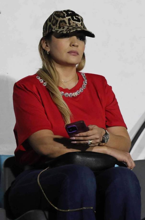 Virginia Varela, esposa del exfutbolista hondureño Emilio Izaguirre, cautivó en el Nacional. Su pareja, actual director deportivo de Motagua, jugó en la despedida de ‘Rambo‘ de León.
