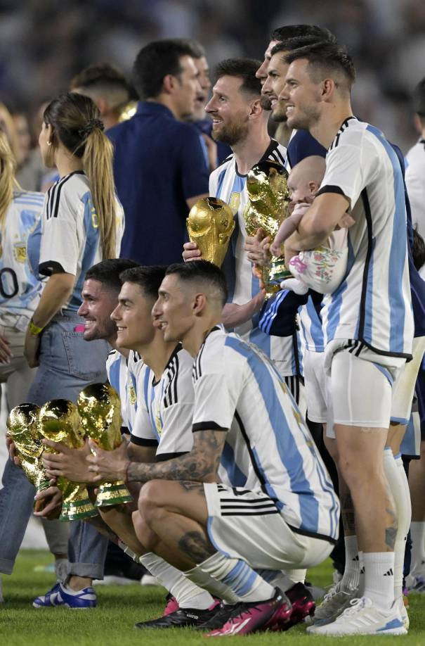 Jugadores argentinos posando con los trofeos del mundo.