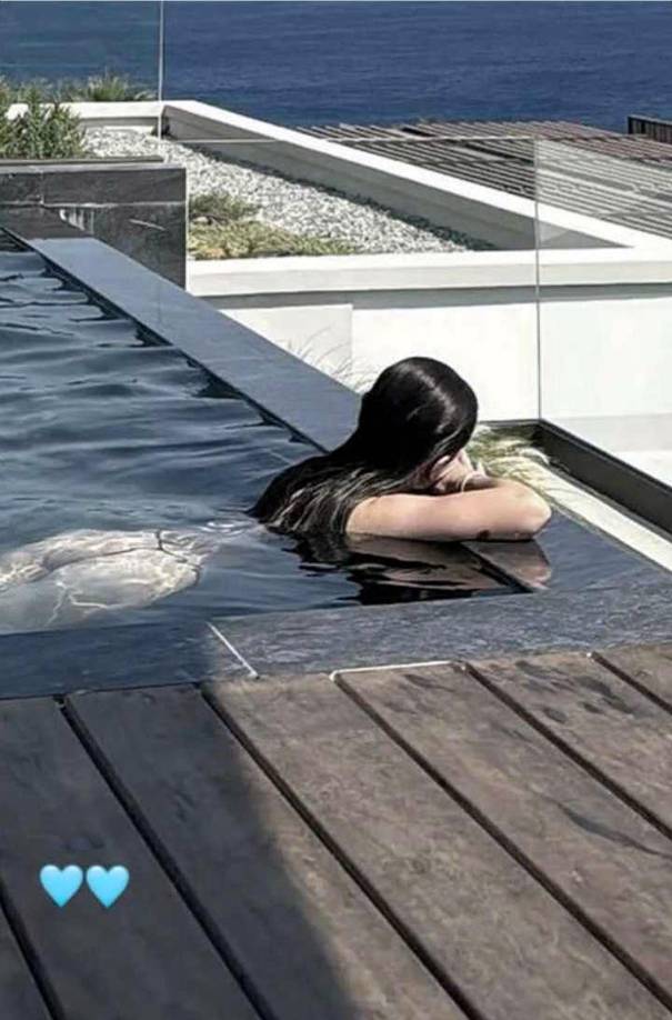 La hermosa joven Álex Padilla compartió esta imagen disfrutando en la piscina del lujoso hotel en el que pasan las vacaciones.