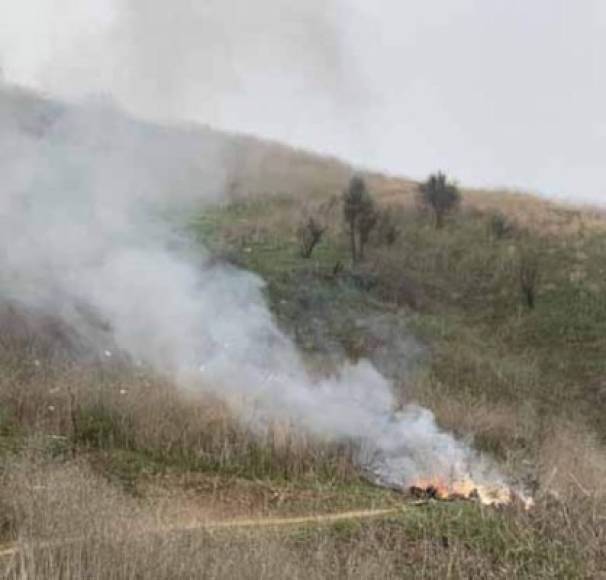 En las imágenes, se puede ver el helicóptero envuelto en llamas en mitad de la colina donde cayó el aparato. 'TMZ' explicq que las fotos fueron tomadas a las 9.49 de la mañana del domingo, cuando las llamas, según esta persona, era muy intensas.