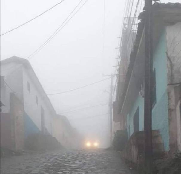 Los pobladores de Copán han compartido en sus redes sociales imágenes de como la neblina se ha apoderado de las calles desde tempranas horas.