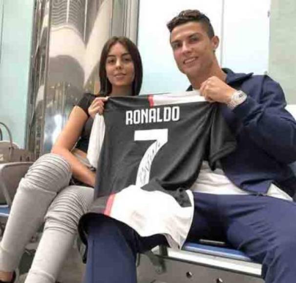 La pareja vive en Italia en donde Cristiano Ronaldo destaca ya que pertenece a la Juventus.