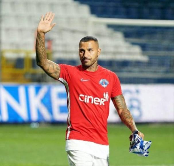 Ricardo Quaresma, uno los futbolistas más íconos de este siglo, se encuentra libre para firmar con cualquier equipo después de haber terminado su relación contractual con el Kasimpasa turco, club por el que fichó a coste cero el pasado verano.<br/><br/>A sus 36 años, el atacante portugués ha pasado gran parte de la última década en el fútbol turco, contando su etapa de un año en el Kasimpasa y dos experiencias en el Besiktas, en las que se coronó en dos ocasiones campeón de liga.