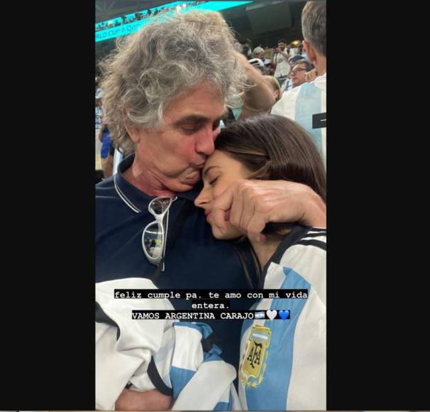 “Feliz cumple, pa. Te quiero con mi vida entera. ¡Vamos Argentina carajo!”, escribió la estrella del pop junto a una imagen en la que aparece recibiendo de Alejandro un tierno beso en la frente.