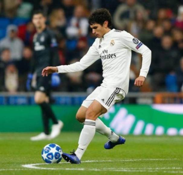 Jesús Vallejo: El defensor central de 22 años es uno de los que aparece en la lista de salidas del Real Madrid, según El Larguero de España. El zaguero no ha podido consolidarse debido a las lesiones y tras llegada de Militao no entra en los planes.