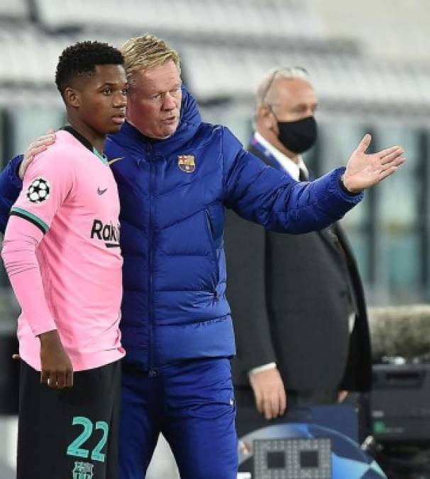 Ronald Koeman dio entrada a Ansu Fati en el segundo tiempo. En la imagen, el técnico holandés dando indicaciones al joven jugador español.