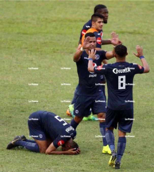 Los jugadores del Motagua celebrando la clasificación a la final.