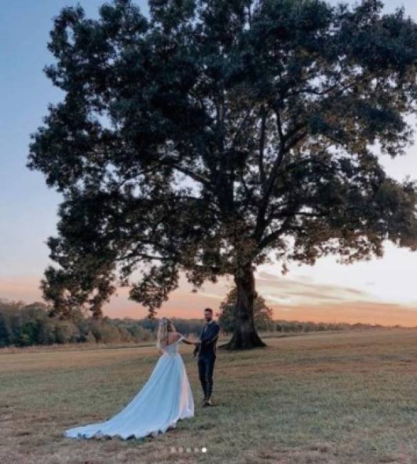 La pareja se casó el pasado viernes en un rancho ubicado en Carolina del Norte, y varias imágenes de su boda han empezado a circular en redes sociales.