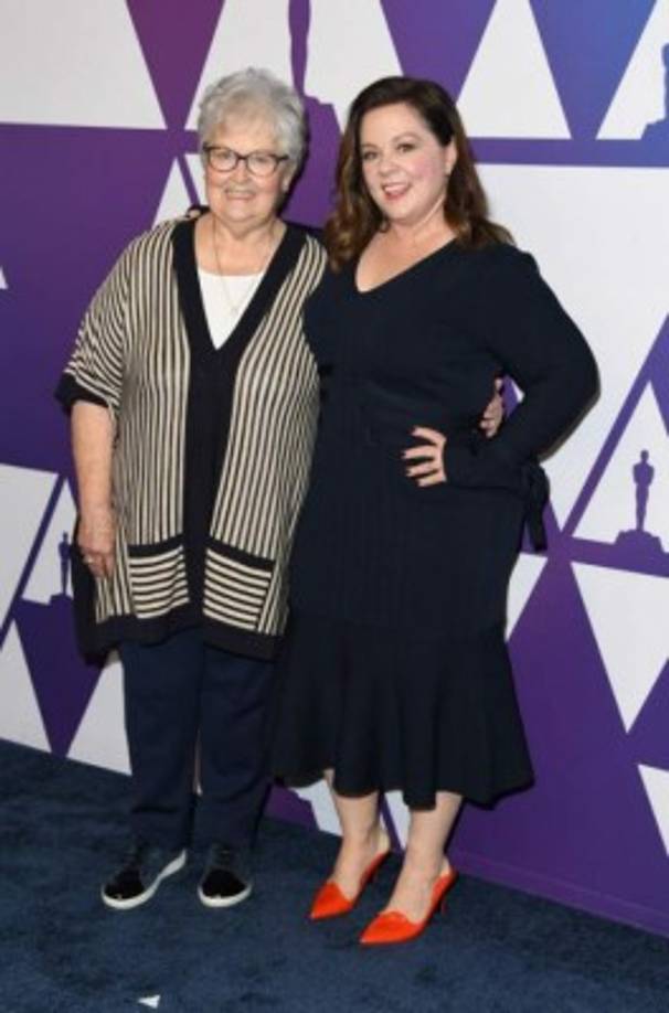 Melissa McCarthy (d), nominada a mejor actriz por el drama basado en la vida de la escritora y estafadora Lee Israel, Can You Ever Forgive Me?, llegó bien acompañada de su madre, Sandra McCarthy.<br/>
