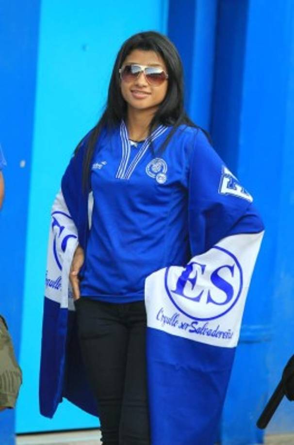 Cientos de salvadoreñas lucieron sus uniformes de su Selección.