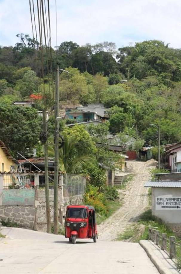 Mayra Flores dijo que en Vivistorio “los jóvenes no encuentran un trabajo y eso es lo que muchos desean, que haya fuentes de empleo porque en realidad mucha gente se ayudaba con la elaboración de cohetes, pero ya con lo que pasó muchos se quedaron sin empleo”. Gran cantidad de jóvenes de Vivistorio han tenido que migrar a Estados Unidos.